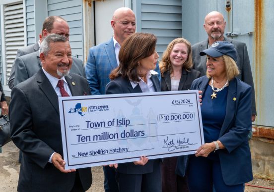 Supervisor Carpenter, Governor Hochul, Local and DEC Officials in group shot with 10mil check