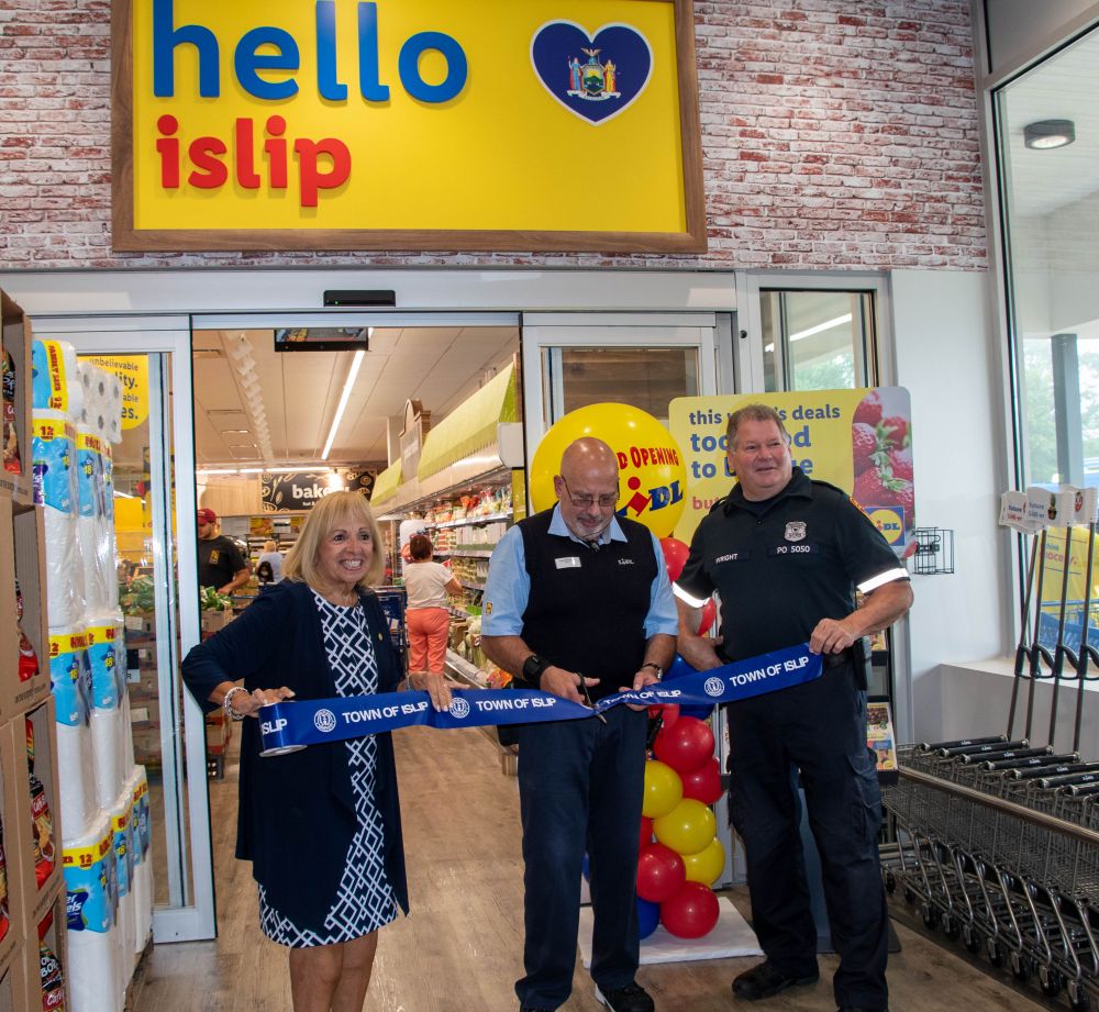 Supervisor Carpenter cuts ribbon with store officials