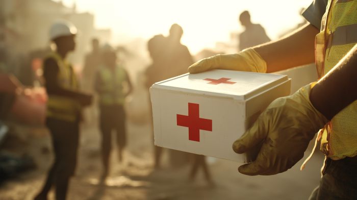 donante to disaster relief image of hands holding med box